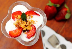 Yogurt Casero con Frutillas y Mix de Cereales