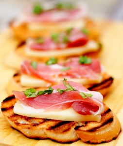 Crostini de panceta, queso y hojas de apio