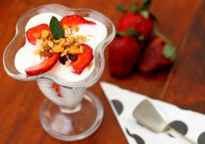 Lee más sobre el artículo Yogurt Casero con Frutillas y Mix de Cereales