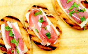 Lee más sobre el artículo Crostini de panceta, queso y hojas de apio